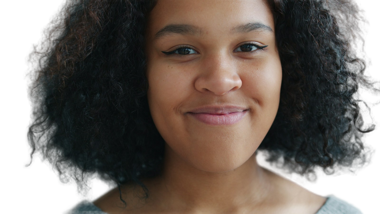 Loose curls against a plain background: BusinessHeadshots automatic cutout